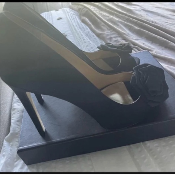 BADGLEY MISCHKA
Cloth heels
10 US
Very good condition - Picture 2 of 5